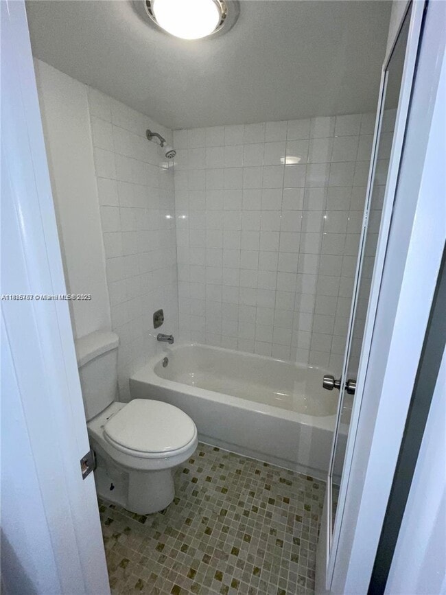 Building Photo - 10425 SW 112th Ave