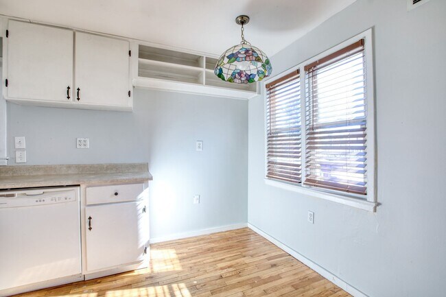 Building Photo - 3 Bedroom Single Family Rental - Fenced in yard