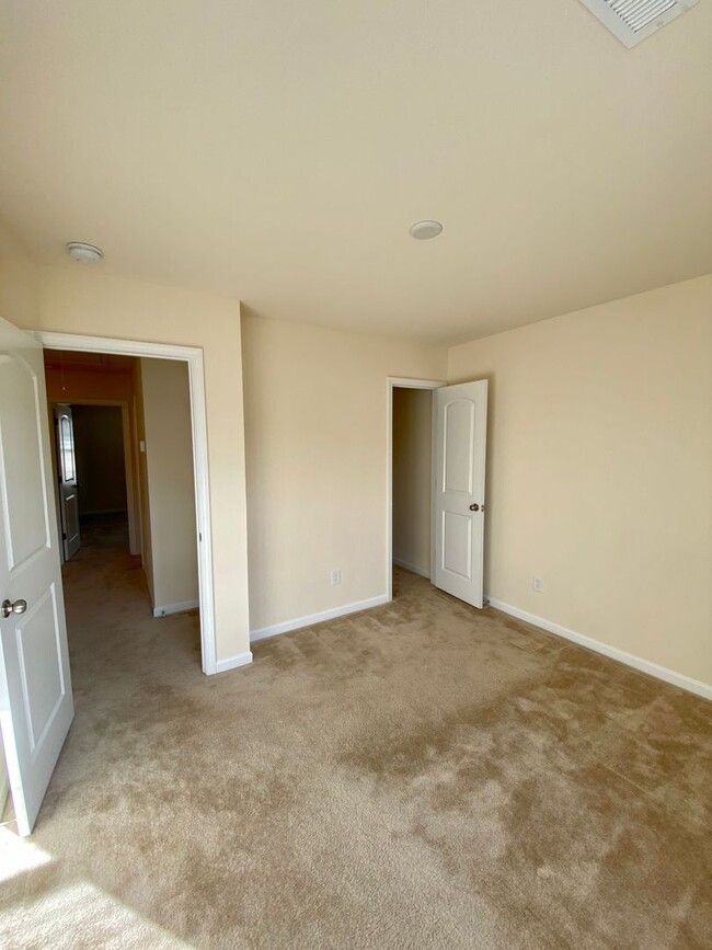 Building Photo - 3BR/2.5 BA Townhouse in McDowell Crossing