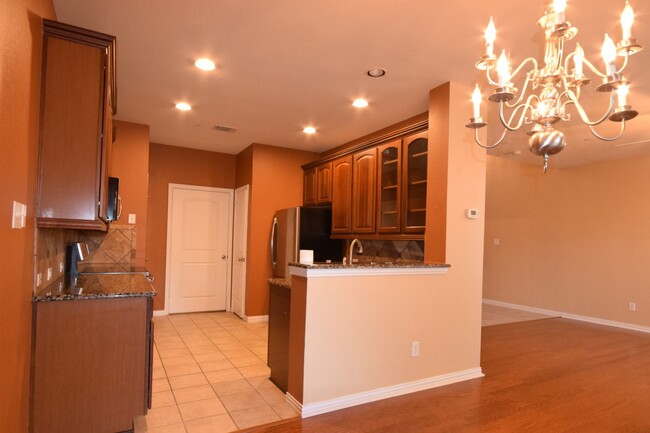 Building Photo - Beautiful 2 bed, 2.5 Bath Townhome in Plano