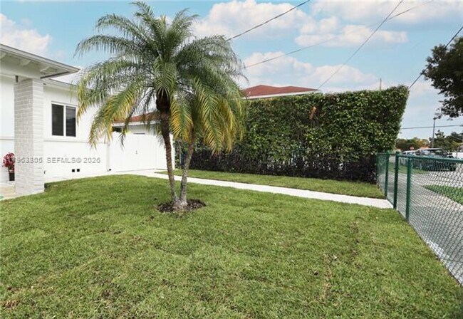 Building Photo - 3305 SW 2nd St