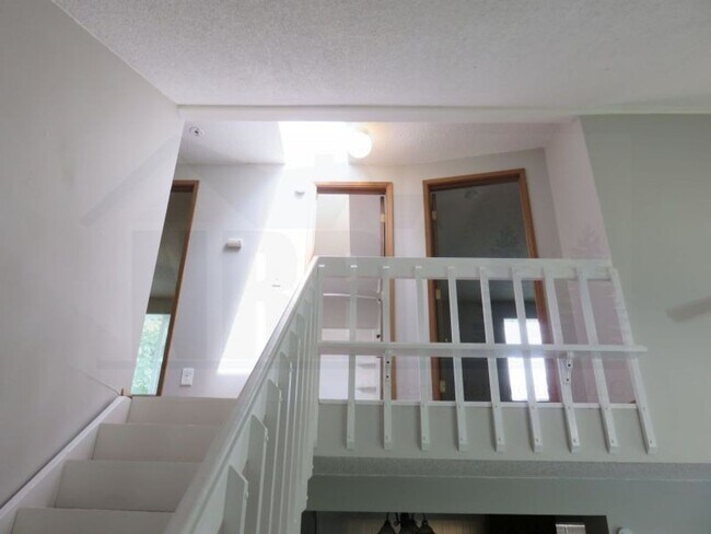 Building Photo - Newly renovated House located in the park community of Lacey!