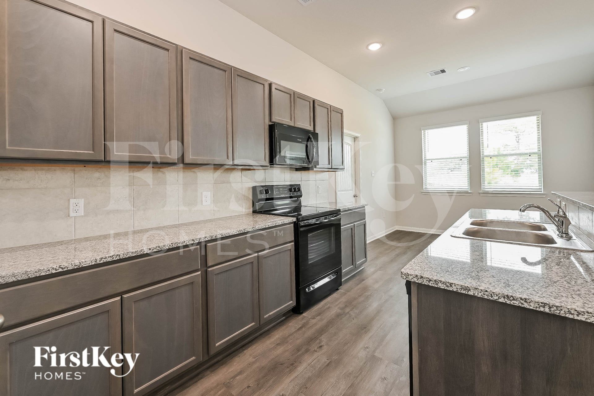 Building Photo - 14775 Country Club Dr