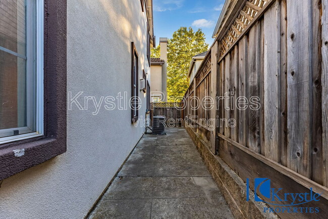 Building Photo - 6335 Newhaven Ln
