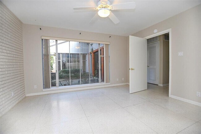 Building Photo - 1215 Briarpark Dr