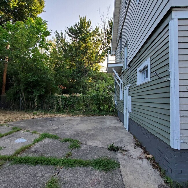 Building Photo - 12098 Chesterfield Ave