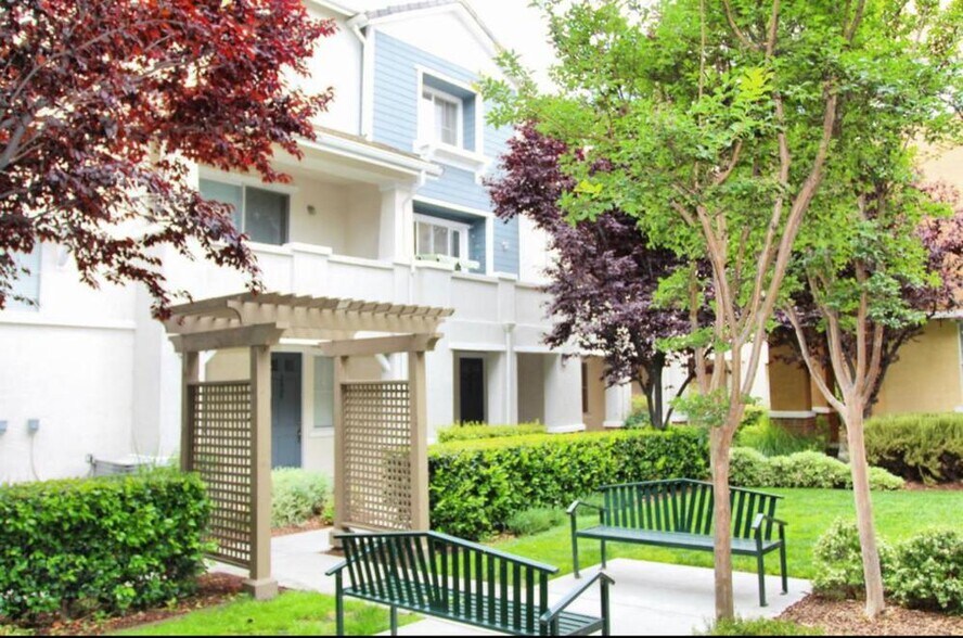 Building Photo - 2622 Baton Rouge Dr