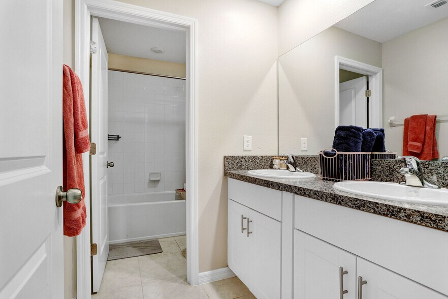 full bathroom upstairs - 4918 Wild Senna Blvd