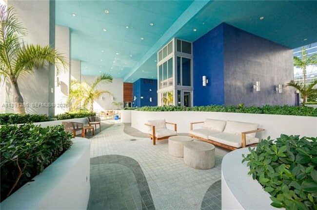 Building Photo - 1300 Brickell Bay Dr