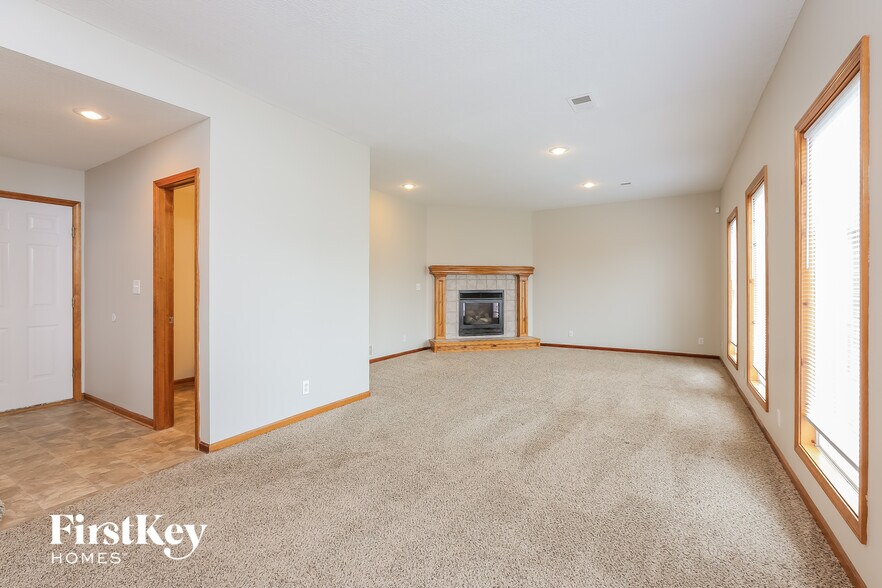 Building Photo - 912 E Madelyn Dr
