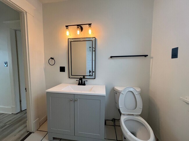 Building Photo - Updated 3 Bedroom Duplex