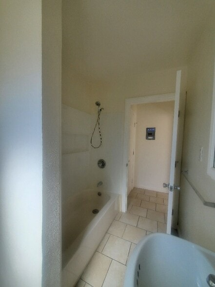 Building Photo - 6208 Fenham St