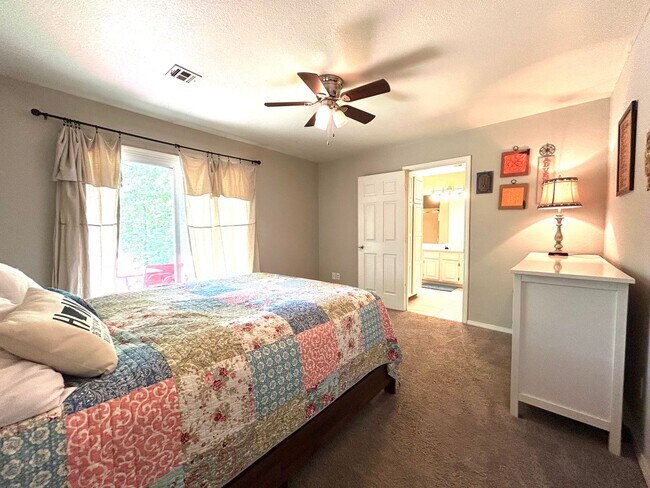 Building Photo - One level 3 bed/2 bath spacious home with ...
