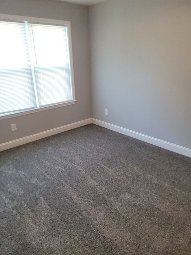 Building Photo - 2 Bedroom, 2.5 Bath Modern Duplex - Walkin...