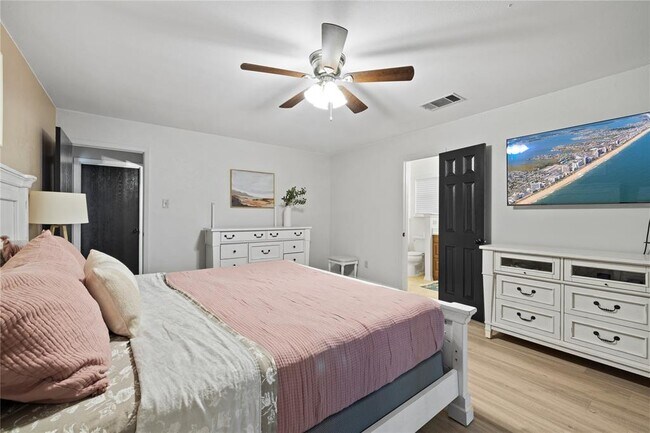 Building Photo - 1702 Oakridge Dr