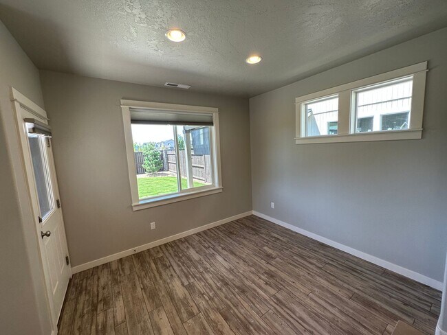 Building Photo - Charming and Modern Redmond Home: Pet-Friendly, Two-Car Garage, and More!