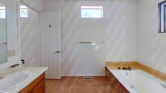 Building Photo - 144 Willow Pl S