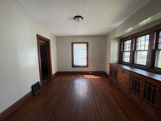 Building Photo - Spacious 3 Bedroom Home on Sylvania for Rent
