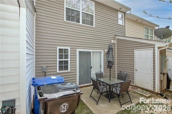 Building Photo - 137 Lynch Cir