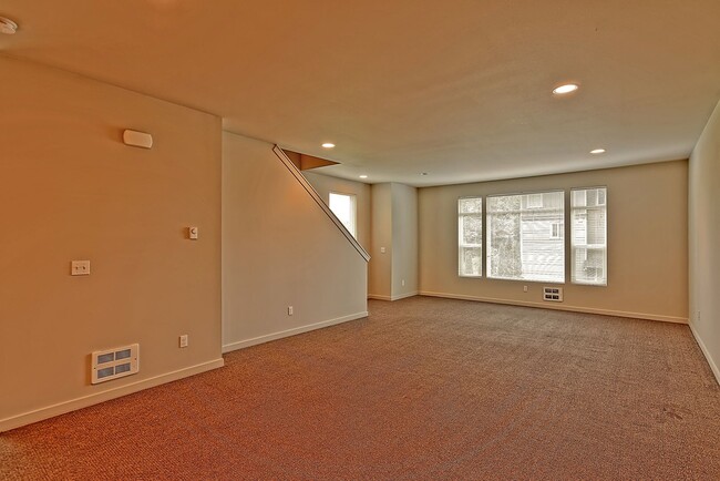 Building Photo - Near Silver Lake - Spacious 4 Bedroom Town...