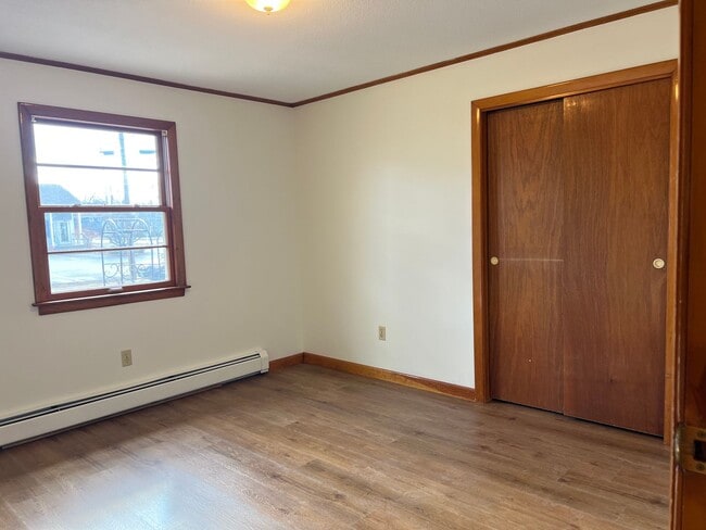 Building Photo - 3 Bedroom / 1 bathroom single family house