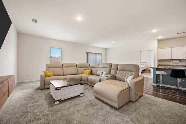 Building Photo - 4724 Swan Nck Dr