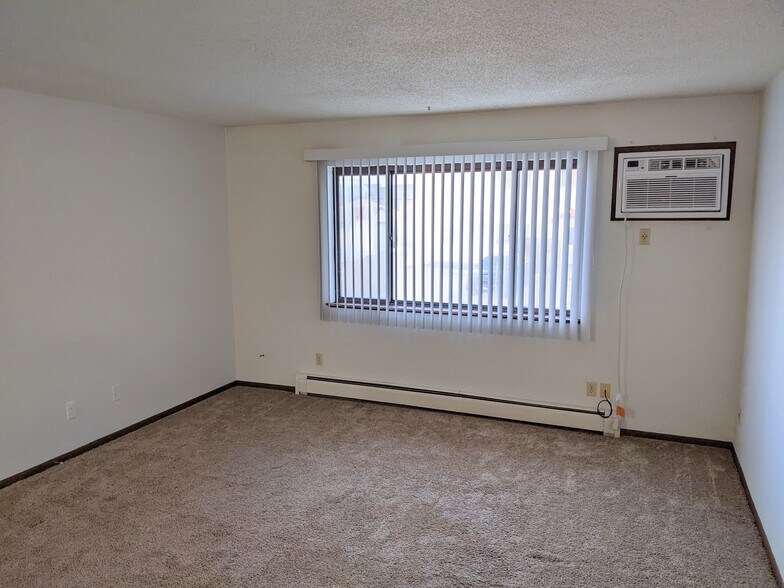 Building Photo - 4570 Vasey Ave