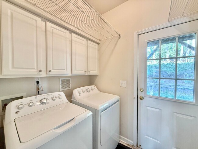 Building Photo - **OFFERING REFUNDABLE APPLICATION FEES** Stunning 3BD, 4BA Morrisville Townhome in an HOA Communi...