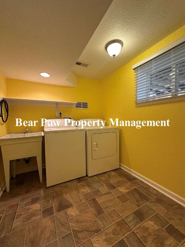 Building Photo - Great Home off Upper Bear Creek!