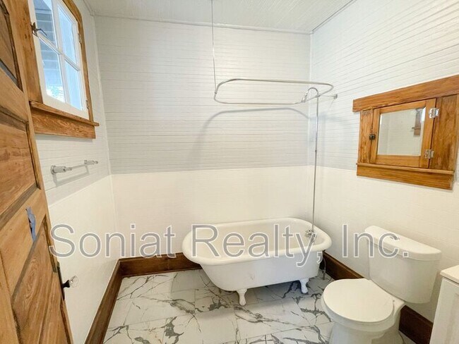 Building Photo - 648 S Rendon St