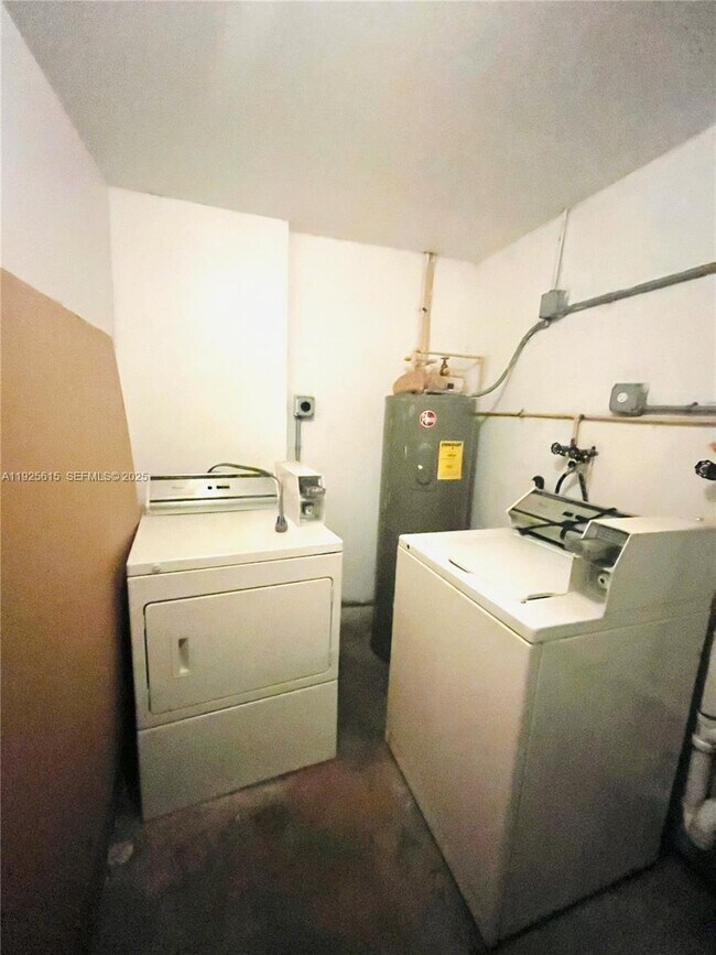 Building Photo - 1800 Miami Rd