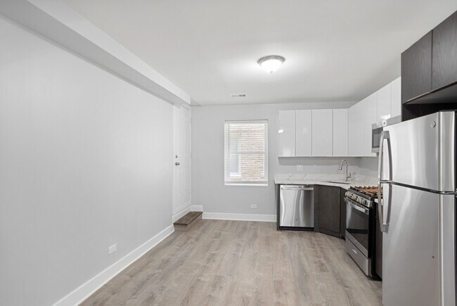 Building Photo - 7326 N Damen Ave
