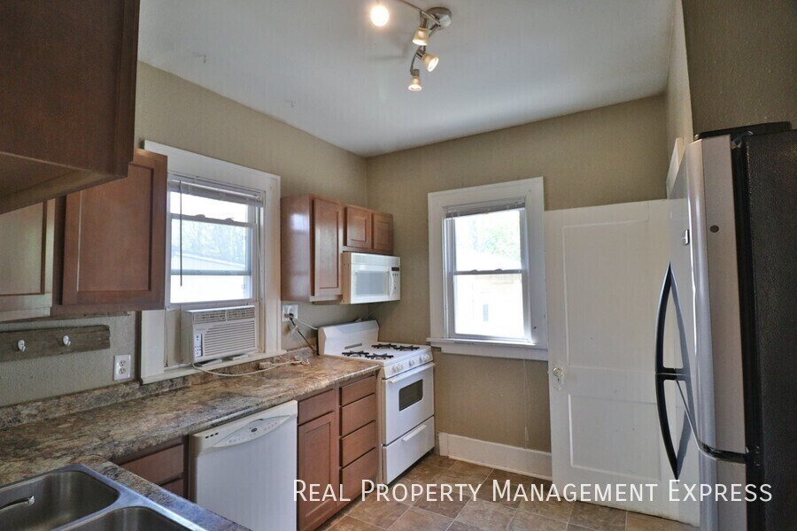 Building Photo - Beautiful 3 bedroom 2 bathroom home near d...