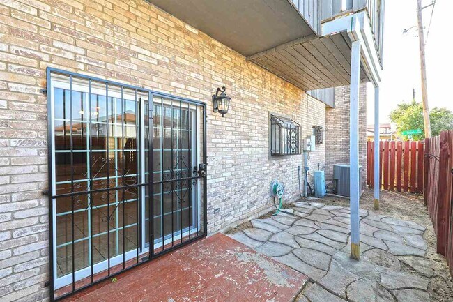 Building Photo - 2600 E San Jose St