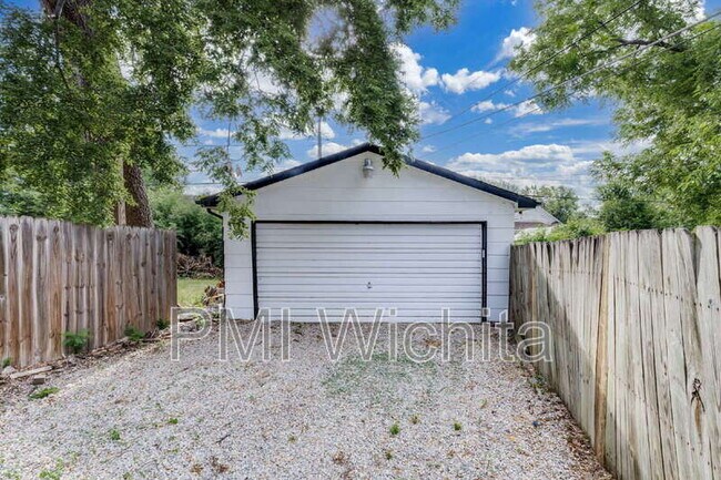 Building Photo - 514 S Fern St