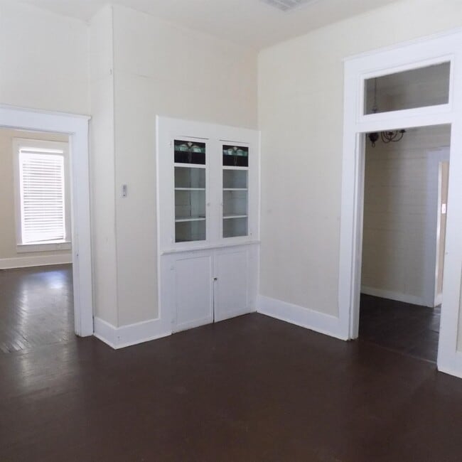 Building Photo - 404 S Lasalle St