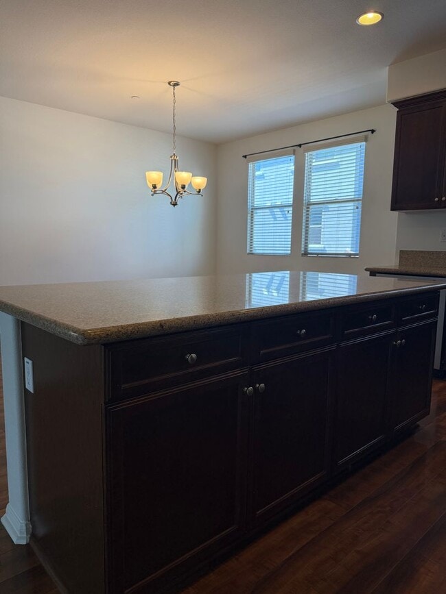 Building Photo - 2 Bedroom, 2.5 Bath Tri-level townhouse in Signal Hill