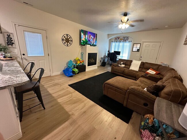 Building Photo - 896 S 110 W