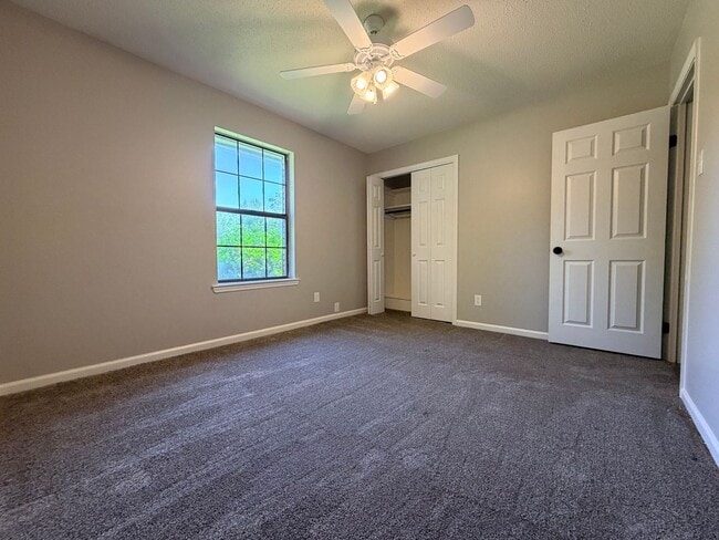 Building Photo - Buy or Lease!
