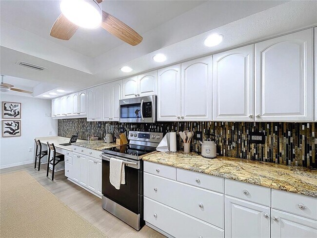 Building Photo - 4646 La Jolla Dr