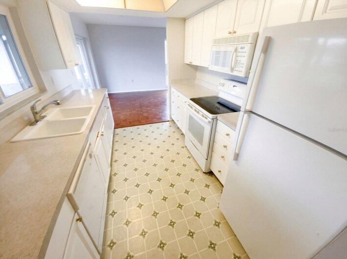 Building Photo - 4474 Lake Blvd