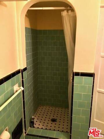 Building Photo - 329 N Heliotrope Dr
