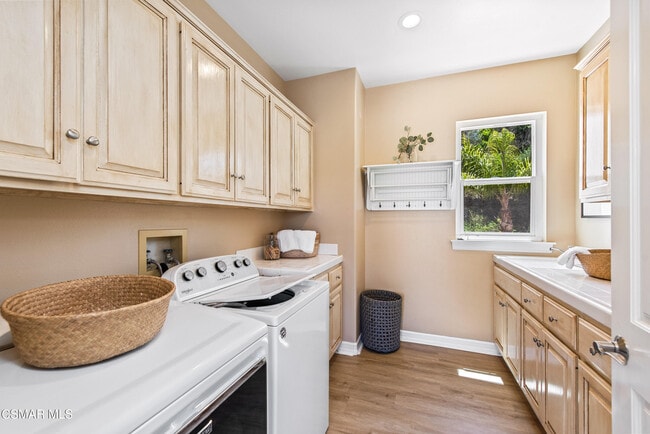 Building Photo - 1074 Deseo Ave