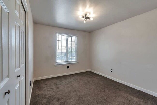 Building Photo - Awesome 4 Bedroom Home in Orem w 2 car garage
