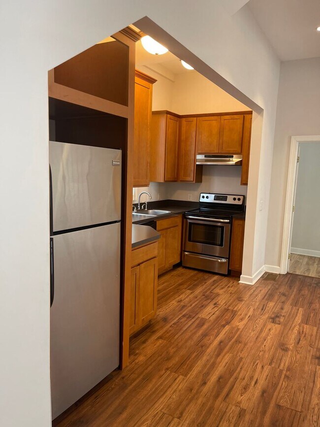 Building Photo - Newly Renovated 2B Apartment just Blocks f...