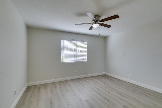 Building Photo - Lovely 1 story home near Warm Springs and Green Valley Pkwy with LARGE backyard!