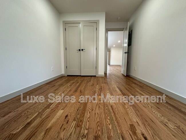 Building Photo - 911 NE 16th St