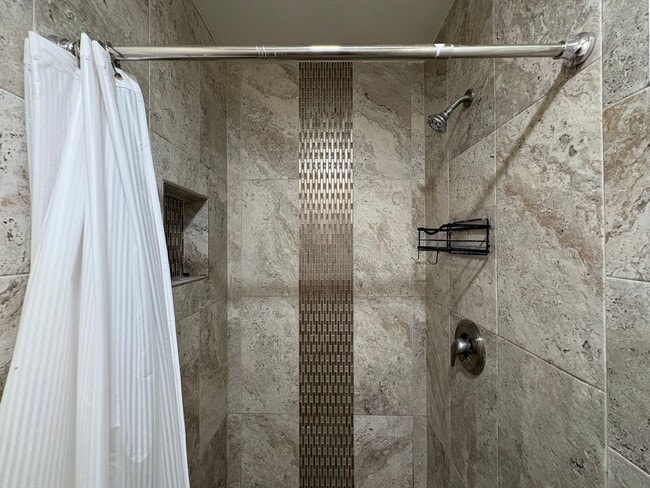 Building Photo - SD: Comfortable 2BD/2BA Condo in Golden Hill with A/C, Reserved Parking & In-Unit Laundry