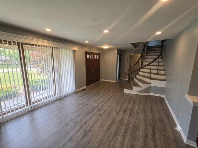 Building Photo - 14443 Lakeshore Dr