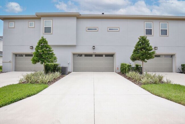 Building Photo - Stunning 2/2 Modern Townhome with a Bonus ...